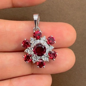 จี้รูปดอกไม้ประดับโกเมนแท้ 100% สำหรับผู้หญิงจาก Rhaya Jewels ชุบโรเดียม เงินสเตอร์ลิง ดีไซน์เรียบหรู เหมาะเป็นของขวัญ - Product Image 2