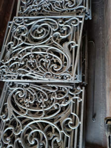 Balaji Metals - Barandilla Decorativa de Hierro Fundido para Balcón, Proyectos Residenciales Modernos, Acabado Pulido, Panel de Barandilla de Metal Gris - Product Image 3