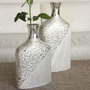 Vase en aluminium élégant et floral pour une présentation intérieure de luxe, doté d'un caractère décoratif sophistiqué et d'une beauté moderne pour la maison. - Product Image 3