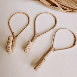 Accessoires de maison fonctionnels, écologiques, en rotin, crochets muraux pour vêtements et sacs à main. - Product Image 2