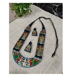 Ensemble de bijoux en bois naturel, collier et boucles d'oreilles faits à la main pour un style décontracté et bohème - Product Image 1