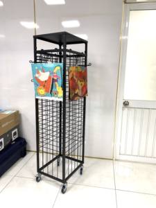 Estante Metálico Resistente para Exhibición de Bolsos - Opciones de Montaje en Pared y de Pie, Hecho en Vietnam - Product Image 3