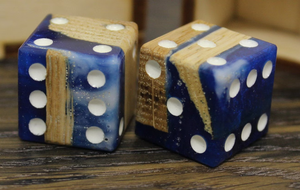 Ensemble de dés en résine et bois fait main de qualité supérieure, dés de jeu en bois et résine de luxe, dés artisanaux en résine et bois - Product Image 2