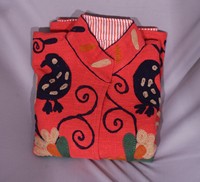 Veste courte respirante en tissu Suzani rouge brodée à la main avec des motifs d'oiseaux et de fleurs, idéale pour les mariages et les occasions festives d'automne
