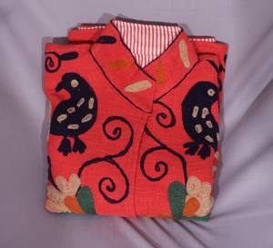 Chaqueta de tela TNT con diseño floral y de pájaros bordados en rojo Suzani, hecha a mano, para bodas y ocasiones festivas. - Product Image 5