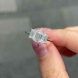 แหวนหมั้นเพชรทรงเหลี่ยมมรกต 3.0 กะรัต เพชร CVD สามเม็ด ทอง 14K เพชรเพาะเลี้ยงในห้องปฏิบัติการ แหวนแต่งงานและขอแต่งงานสำหรับผู้หญิง - Product Image 1
