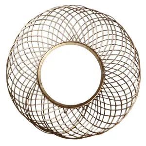 風通しの良い巣のデザインフレームに織り込まれた金線の丸い鏡は、金粉でコーティングされ、手で適用された金箔で仕上げられています