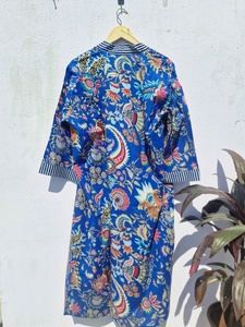 Kimono de Algodón Azul con Estampado Floral, Cuello en V, Cierre con Cordón, Transpirable y Ligero, para Playa o Verano - Product Image 4