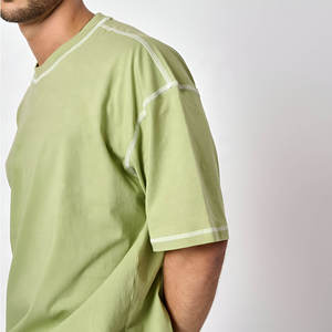 Camiseta moderna de corte holgado, tela de algodón premium y estilo streetwear, diseñada para comodidad diaria y un look atrevido. - Product Image 3