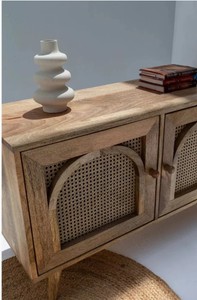 Mueble de TV Vintage de Madera con Tres Puertas y Paneles de Ratán Arqueados, Acabado Natural, Consola de Entretenimiento Hecha a Mano - Product Image 4