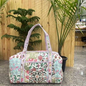 Bolsa de Viaje Grande de Algodón Acolchado Hecha a Mano con Diseño Estampado en Bloque, Bolsa de Mano para Mujer - Product Image 1