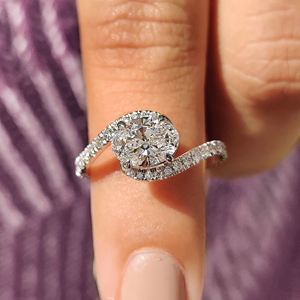 Bague de fiançailles pour femme en or 10K/14K/18K, style demi-éternité, sertie de diamants ovales de 2,00 à 5,00 carats, certifiés IGI, cultivés en laboratoire, avec monture bypass. - Product Image 1