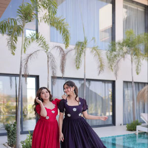 ชุดเดรสผ้าไหมเฟนดี้ปักลายลูกปัด ชุดเดรสผ้าไหมเฟนดี้ปักลายลูกปัด แขนสั้น คอเหลี่ยม ทรงบานเต็มตัว - Product Image 1