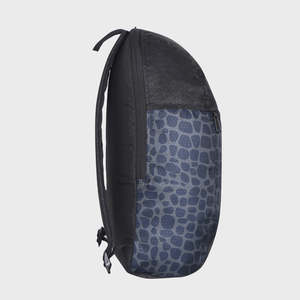 Sac à dos scolaire imperméable Arctic Fox Tuition gris avec port USB, en polyester durable, design géométrique tendance, fermeture éclair détachable, 20-36L, pour la journée - Product Image 3