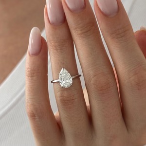 Bague de fiançailles en or blanc 18 carats avec diamant de laboratoire taille poire de 2 carats, certifié IGI, sertissage bas, halo caché, forme goutte d'eau, design unique - Product Image 4