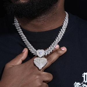 Pendentif Cœur Aile d'Ange - Pendentif en Argent 925 avec Moissanite, Ailes d'Ange Givrées et Ornées de Plumes, Pendentif Cœur avec Pierres Serties à la Main - Product Image 1