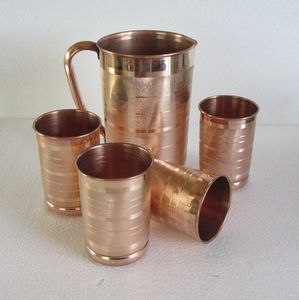 Ensemble de carafes en cuivre pour une expérience de cadeaustice raffinée, ensemble de service d'eau en métal avec verres, vaisselle de cuisine durable et réutilisable - Product Image 6
