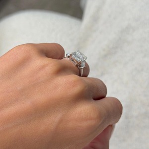 Bague à trois pierres en diamant de laboratoire taille émeraude 8 carats _ Pierres latérales trapézoïdales _ Bague de fiançailles en or blanc 18 carats _ Certifiée IGI - Product Image 2