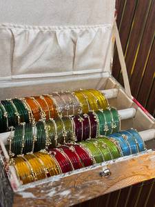 Coffret de vanité en brocart royal : 12 douzaines de bracelets en verre gelée multicolores de 2 mm + 48 bracelets Ghungroo du Cachemire avec détails en Dori doré - Product Image 1