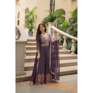 Conjunto de Traje de Diseñador para Mujer con Top, Pantalón y Dupatta con Bordado de Lentejuelas - Product Image 3