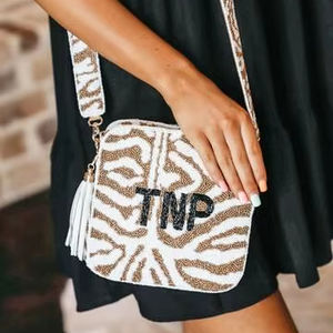 Sac bandoulière brodé de perles à motif zèbre, personnalisé avec initiales, petit sac carré pour femme, fait main - Product Image 1