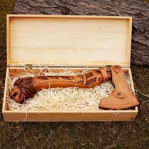 Hache à barbe de style Viking en acier au carbone forgé à la main, hache de bataille Viking artisanale personnalisée OEM pour le travail du bois avec fourreau en cuir - Product Image 5