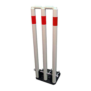 Ensemble de wickets de cricket en bois avec logo personnalisé, comprenant 3 stumps, 2 bails et 1 base, avec votre propre design sur les wickets en bois. - Product Image 2