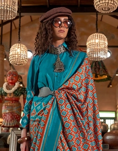 Sari de Diseño KV Soft Silk Ikat con Estampado Geométrico Color Óxido y Blusa Sin Coser - Product Image 2