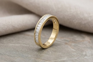 Bague Éternité en Or Jaune 14K avec Diamant Baguette de 1 Carat Cultivé en Laboratoire, Sertie en Canal, Personnalisable pour Mariage, Fiançailles, Anniversaire - Product Image 2