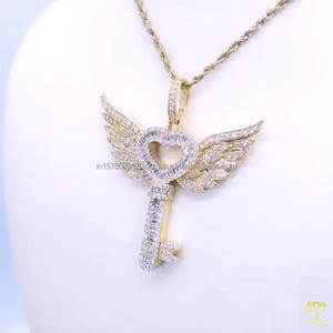 Colgante de Corazón con Alas Personalizado en Plata de Ley 925 con Engaste de Diamante Moissanite de Primera Calidad - Product Image 6