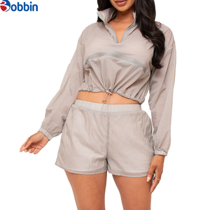 Conjuntos de chándal cortos de hip hop de verano, personalizados, casuales, de 2 piezas, chaqueta corta cortavientos con cremallera, conjunto corto de algodón estilo streetwear para mujer - Product Image 3