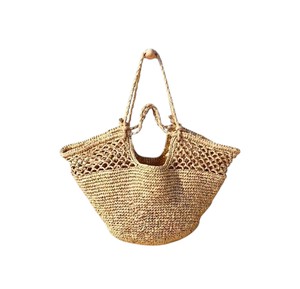 Restez élégante et prête pour le soleil avec ce sac léger en fil naturel, conçu avec une structure en filet distinctive. - Product Image 1