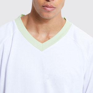 T-shirt blanc à col en V pour homme, coupe ample, avec manches rayées vertes et noires, style streetwear décontracté - Product Image 3