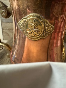 Mug en cuivre classique avec poignée en laiton, idéal pour servir de la bière, des cocktails, du thé, du café et pour la présentation de matériel de bar vintage, provenant d'Inde. - Product Image 6