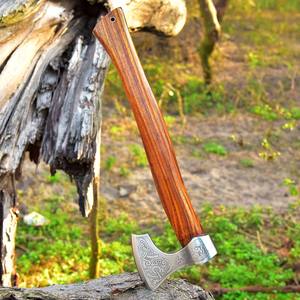 Hache viking artisanale en acier au carbone gravée d'un nœud celtique, hache à barbe avec manche en bois lisse et étui en cuir - Product Image 2