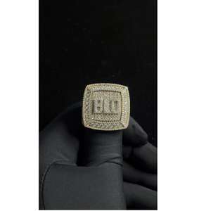 Bague de championnat élégante et personnalisable pour homme, plaquée rhodium, sertie de moissanite, style hip-hop, modèle à dessus plat, pour tenue formelle ou décontractée - Product Image 1