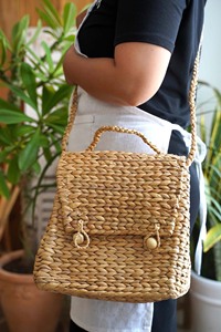 Sac fourre-tout cylindrique en paille de jacinthe d'eau imprimé et durable |   Sac à main artisanal tissé léger pour l'été, avec poignée robuste, pour un usage unisexe - Product Image 4