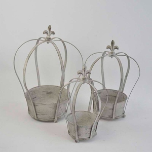 Encantadores Portavelas Blancos con Acabado Desgastado, con Arcos de Alambre Metálico Abierto y Adornos de Flor de Lis para Centros de Mesa Vintage - Product Image 1