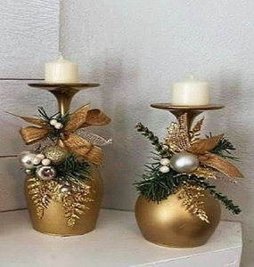 Porte-bougies festifs en forme de gobelets dorés avec décorations de verdure et de rubans. Style élégant disponible à prix de gros. - Product Image 1