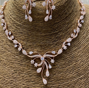 Gargantilla de cristal lujosa con una piedra central roja vibrante y un colgante de perla. Disponible a precios de mayorista. - Product Image 6