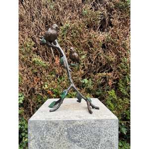 Pilar de hierro fundido y bronce con escultura de pájaros sentados en ramas para decoración de jardín. - Product Image 2