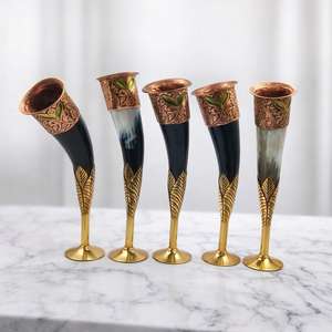 Jarra de cuerno natural Vikinga para cerveza y vino con correas de cuero envueltas alrededor para beber de forma ceremonial. - Product Image 2