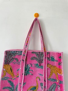 กระเป๋าโท้ทสีชมพูทันสมัยลายควิลท์ พร้อมลายพิมพ์ลายเสือดาวและนกฟลามิงโกแบบแฮนด์บล็อก สไตล์โบฮีเมียน กระเป๋าถือแบบเปิดด้านบนสำหรับผู้หญิง - Product Image 3