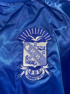 เสื้อแจ็คเก็ตซาตินทรงบอมเบอร์ Zeta Phi Beta สีขาวน้ำเงิน ปักตราสัญลักษณ์ชมรมกรีก ผลิตตามสั่ง OEM กันน้ำ มีฮู้ด - Product Image 6