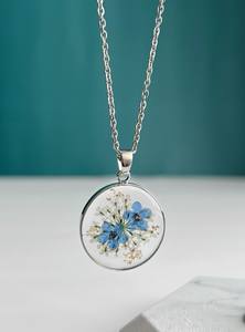Collar de Resina de Cristal Hecho a Mano con Piedras Naturales, Colgante de Turquesa de Diseño con Patrón Escultórico para Mujeres y Niñas - Product Image 4