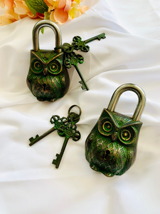 Cadenas en métal vintage en forme de hibou, fait main, avec finition antique et clés décoratives pour portail et porte de maison - Product Image 2