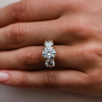 Bague de fiançailles en or jaune avec trois moissanites rondes, bague trilogie trois pierres, bague de mariage en or massif 10K, cadeau