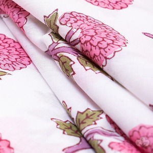 ผ้าพิมพ์ลายดอกไม้สีฟ้าอมเขียวและชมพู 100% ผ้าฝ้ายสำหรับผู้หญิง แบรนด์ CHHAAPE ลายพิมพ์ด้วยมือแบบบล็อกพิมพ์จากเมืองชัยปุระ ลายเถาวัลย์พฤกษศาสตร์ |   ขายส่ง - Product Image 1