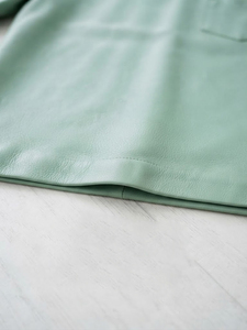 Fabricant de t-shirts en cuir PU personnalisés, t-shirt en cuir véritable uni à col rond, t-shirt en cuir d'été pour homme - Product Image 6