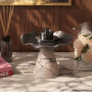 Élégant brûleur d'encens en étain sur socle en résine veinée, avec un rebord ondulé en forme de lotus et un détail d'insertion en maille. - Product Image 3